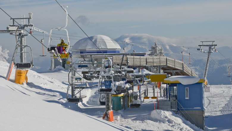 Gipfelbahn Gemeindealpe, © Bergbahnen Mitterbach Skilift auf der Gemeindealpe im Winter mit schneebedeckter Landschaft.
