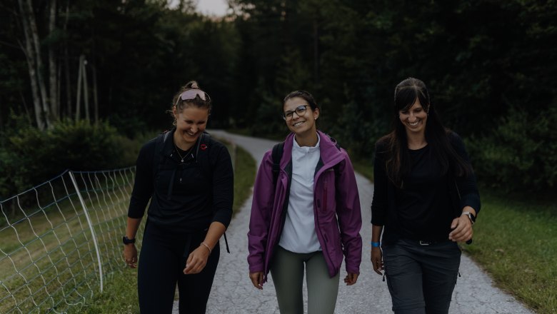 3 Damen wandern in der Dämmerung, © Grojer 3 Damen wandern in der Dämmerung, © Grojer