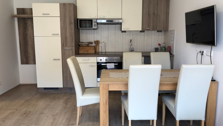 Haus Royal, Ess- u. Küchenbereich, © Matyas Boglarka Haus Royal, Ess- u. Küchenbereich, © Matyas Boglarka