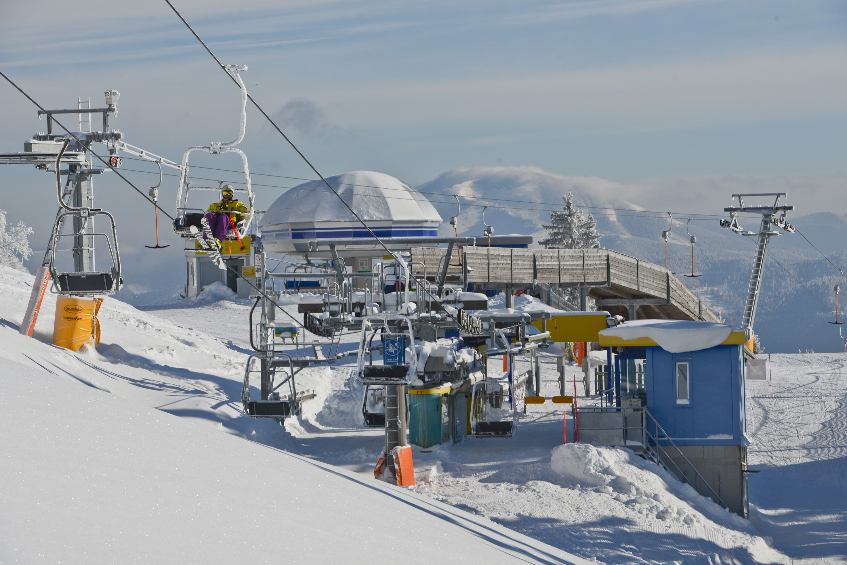 Skilift auf der Gemeindealpe im Winter mit schneebedeckter Landschaft.