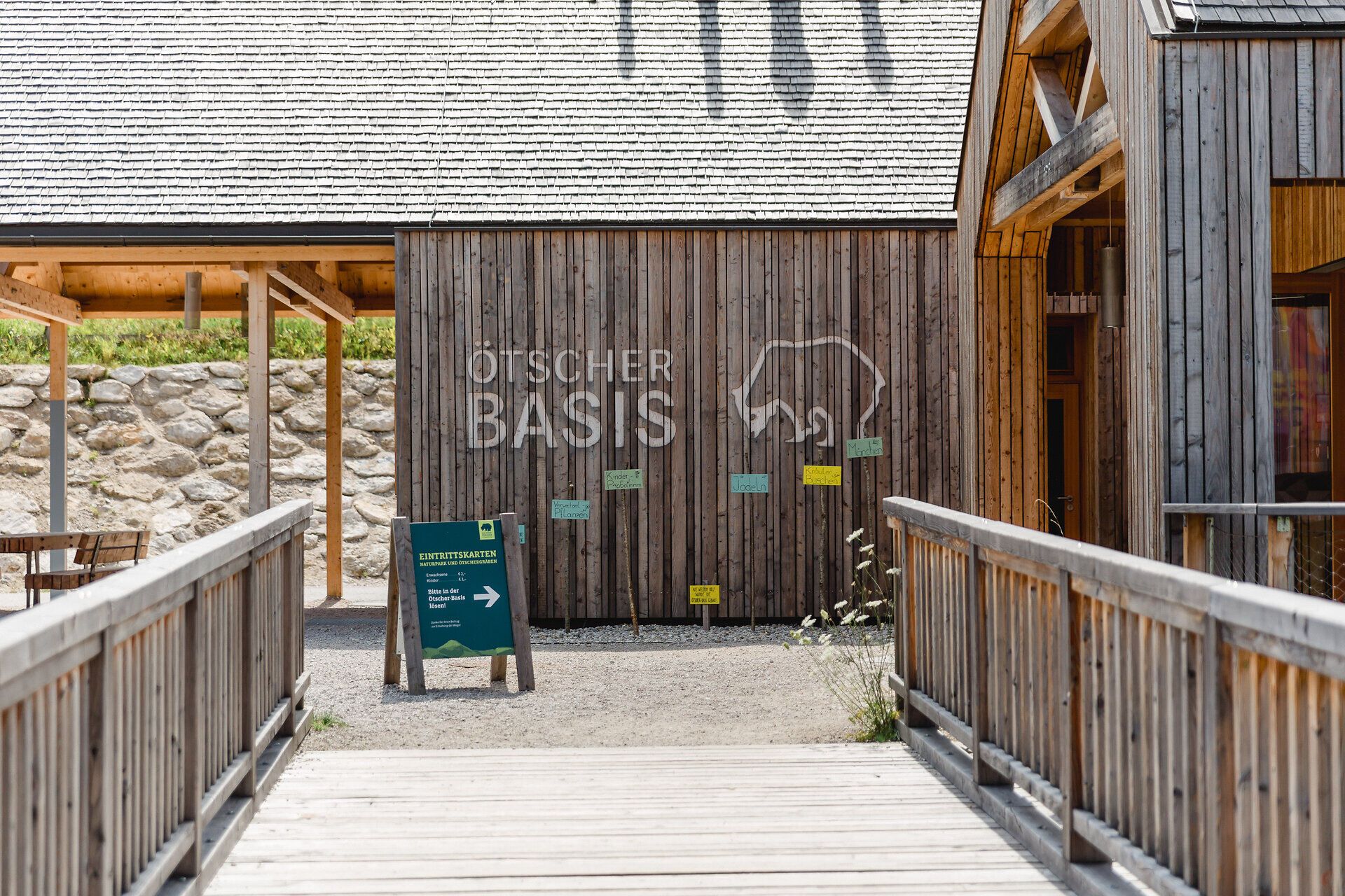 Die Ötscher-Basis lädt Besucher ein, die atemberaubende Schönheit der Natur zu entdecken. Umgeben von majestätischen Bergen und üppigen Wäldern, bietet dieser Ort eine perfekte Kulisse für Abenteuer und Erholung. Hier können Wanderer die frische Bergluft genießen und die Ruhe der unberührten Landschaft erleben.