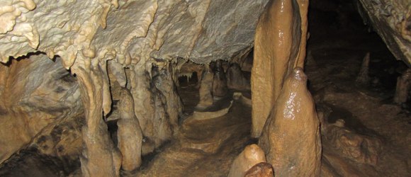 Stalagmiten und Stalaktiten in einer Höhle.