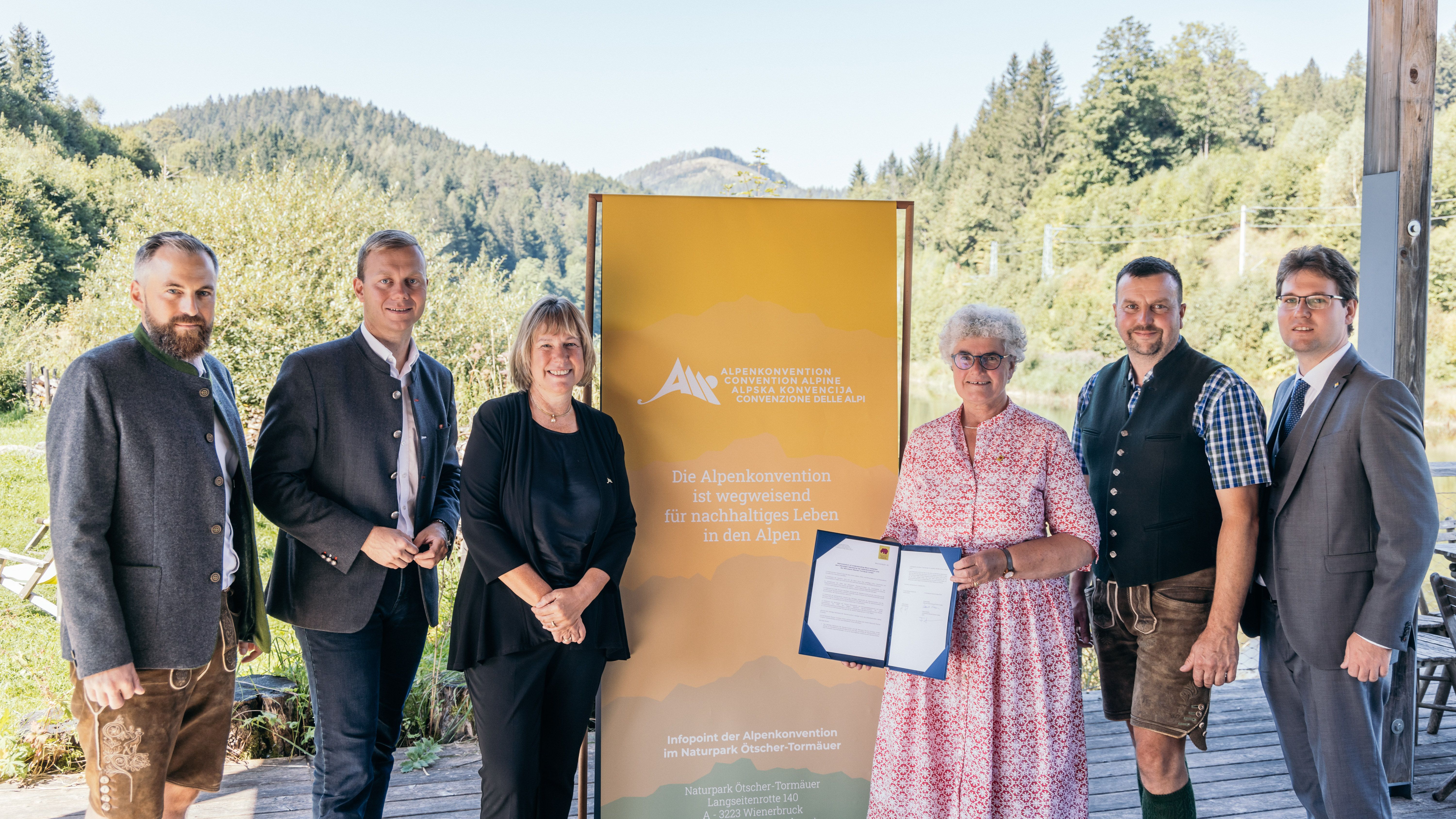 Vertreterinnen der Alpenkonvention, des Naturpark Ötscher-Tormäuer und politische Vetreterinnen bei der Unterzeichnung. 