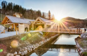&Ouml;tscher-Basis Wienerbruck mit Holzgeb&auml;uden und Br&uuml;cke bei Sonnenuntergang.