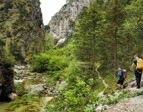 hikers in the gorge Hintere Torm&auml;uer, &copy; weinfranz.at