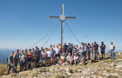 Das Bild zeigt die gesamte Gruppe am Gipfel des Ötschers.