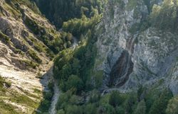 Die majestätischen Felsen erheben sich steil über den grünen Wäldern, während ein sanfter Wasserfall in die Tiefe plätschert. Hier, im Herzen des Naturparks, entfaltet sich die unberührte Schönheit der Natur und lädt Wanderer zu unvergesslichen Erlebnissen ein.