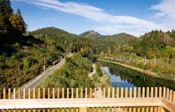Die sanften Hügel und der glitzernde Fluss laden zu unvergesslichen Erlebnissen in der Natur ein. Bunte Herbstblätter schmücken die Landschaft und schaffen eine malerische Kulisse für Wanderer und Naturliebhaber. Hier, wo die Ruhe der Berge auf die Schönheit der Natur trifft, wird jeder Moment zum Genuss.