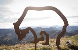 Ein majestätisches Bären-Symbol erhebt sich vor der beeindruckenden Berglandschaft, die den Wanderern unvergessliche Ausblicke bietet. Die sanften Hügel und die klare Luft laden dazu ein, die Natur in vollen Zügen zu genießen und die Seele baumeln zu lassen.