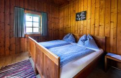 frisch gemachtes Bett im Schutzhaus Vorderötscher