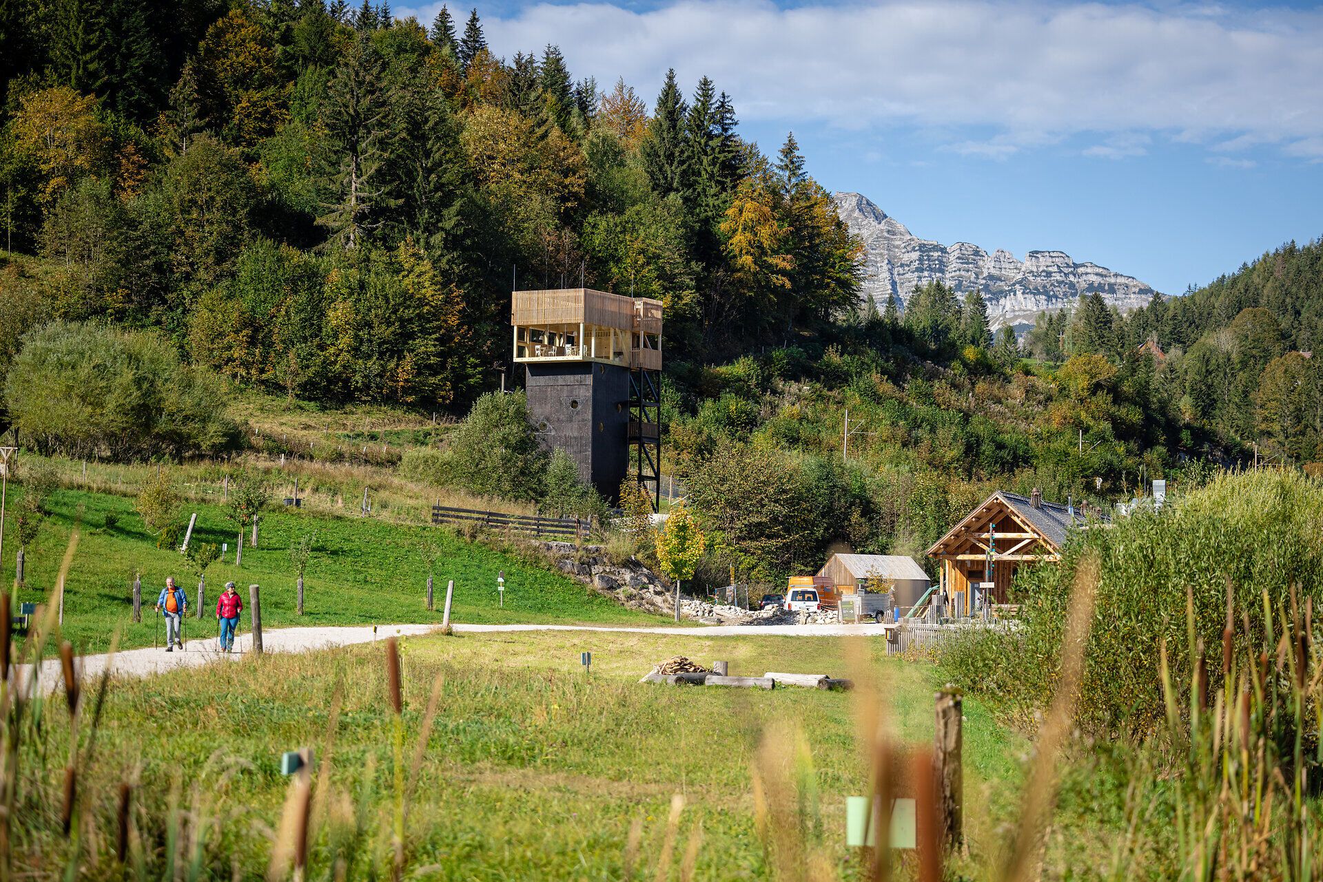 Umgeben von majestätischen Bergen und bunten Wäldern, lädt der Ötscher-Turm zu einem unvergesslichen Erlebnis in der Natur ein. Wanderer genießen die frische Bergluft und die atemberaubenden Ausblicke, während sie auf den gut markierten Wegen die Schönheit der Umgebung erkunden.