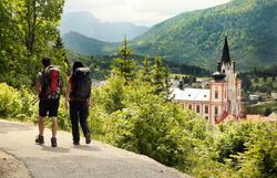 Die sanften Hügel und die majestätische Basilika im Hintergrund laden zu einer besinnlichen Pilgerwanderung ein. Umgeben von üppigem Grün und der frischen Bergluft, erleben Wanderer hier eine harmonische Verbindung von Natur und Spiritualität.