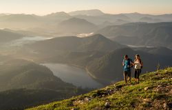 Die sanften Hügel und majestätischen Berge laden zu unvergesslichen Wanderungen ein. Frische Bergluft und atemberaubende Ausblicke auf die umliegende Natur schaffen eine perfekte Kulisse für Familienabenteuer. Hier wird der Sommer in den Bergen zum Erlebnis für Groß und Klein.