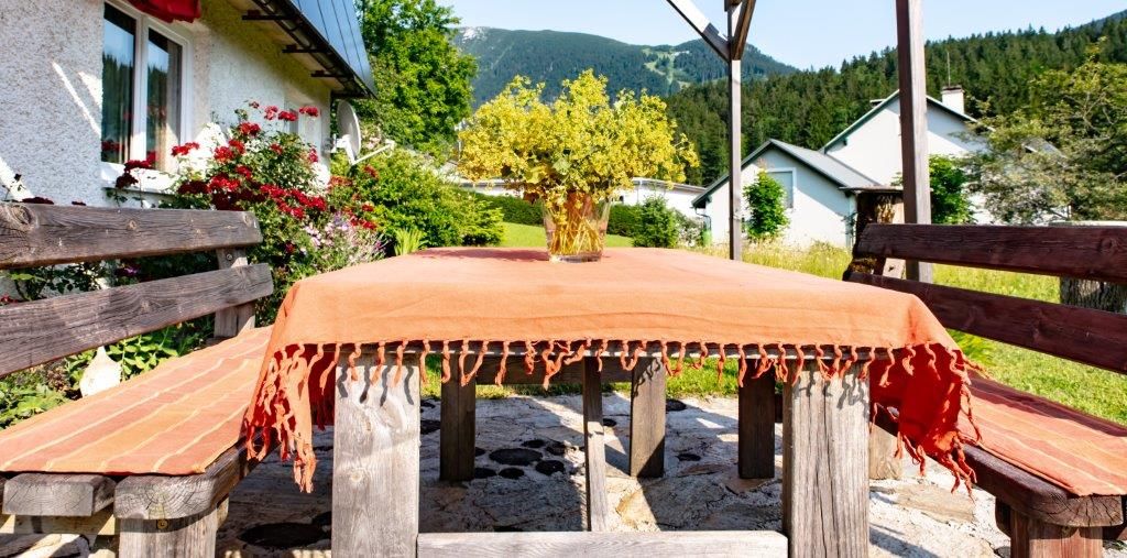 Garten mit Sitzgelegenheit