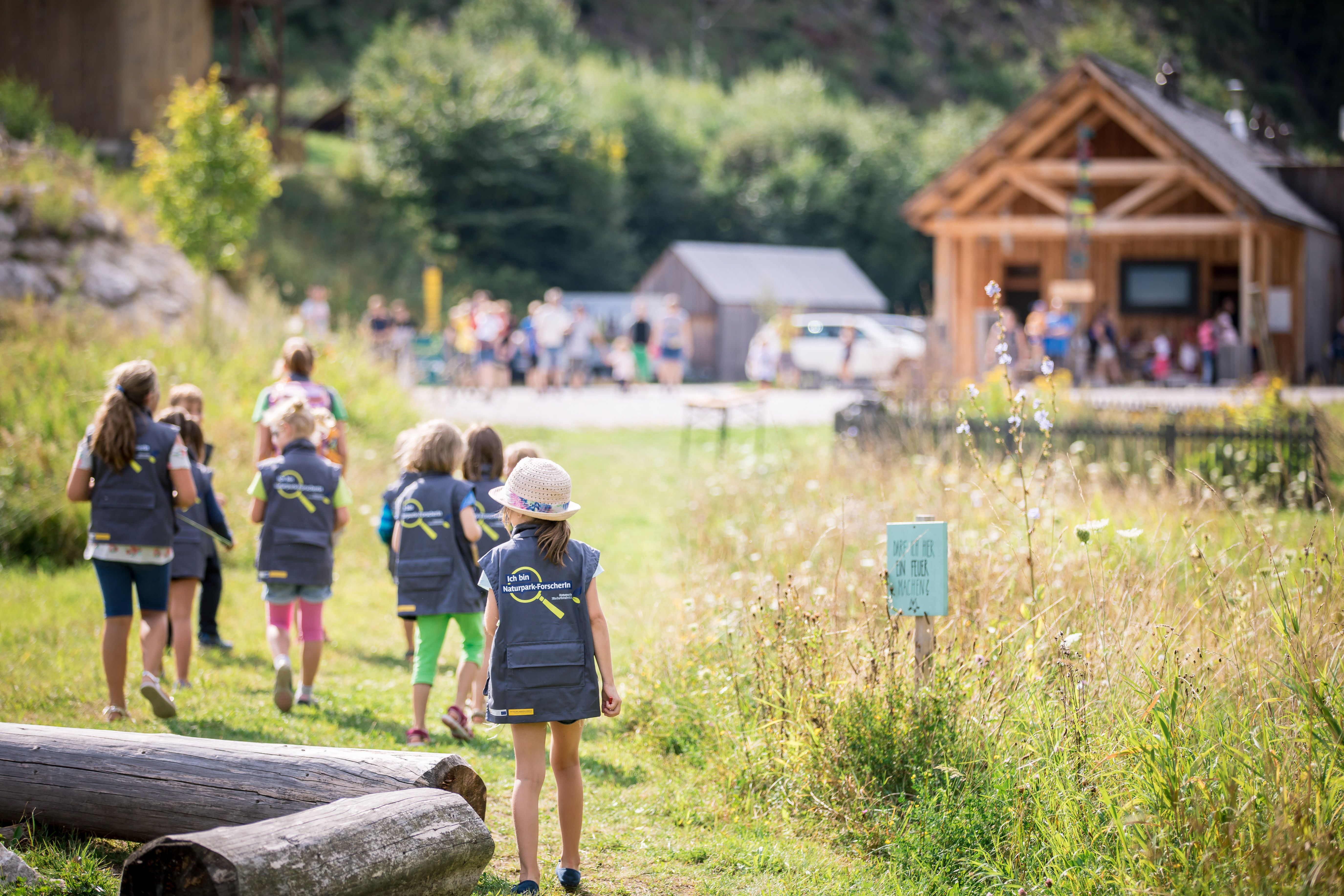 Kindergruppe spaziert zurück Richtung Ötscher-Basis
