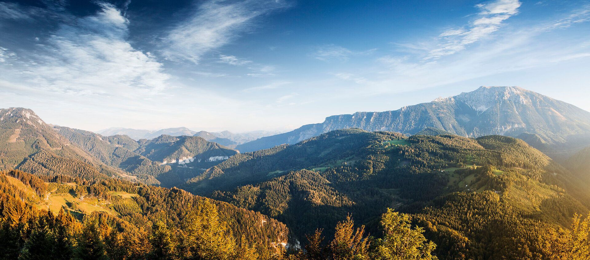 Die majestätischen Berge erheben sich stolz unter einem strahlend blauen Himmel, während die sanften Hügel mit üppigem Grün bedeckt sind. Hier, in der idyllischen Landschaft, entfaltet sich die Schönheit des Bergsommers in voller Pracht und lädt zu unvergesslichen Erlebnissen in der Natur ein.