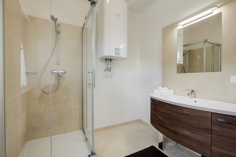 Konrad House Bath