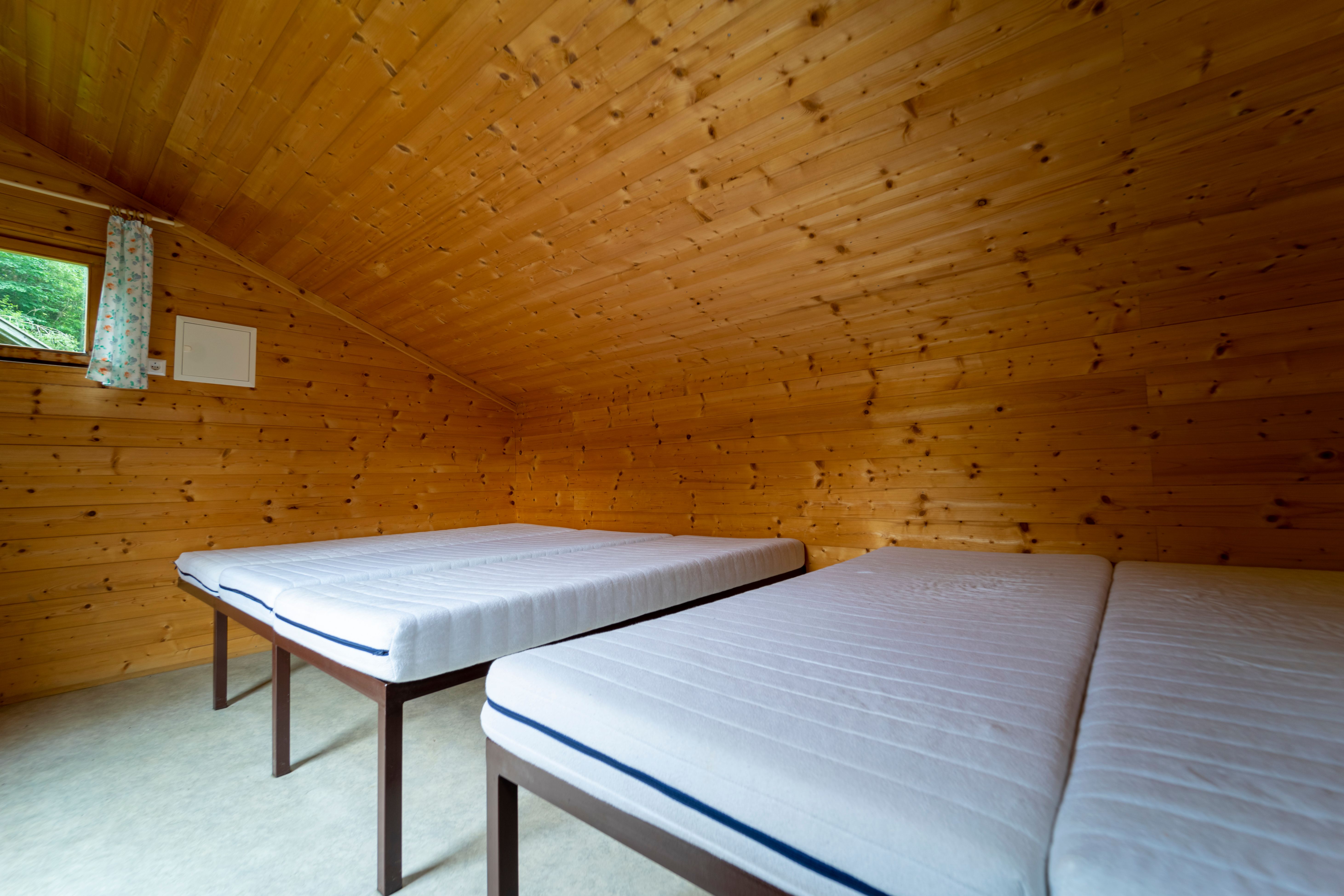 Betten in einer der Hütten im Erlebnisdorf Sulzbichl
