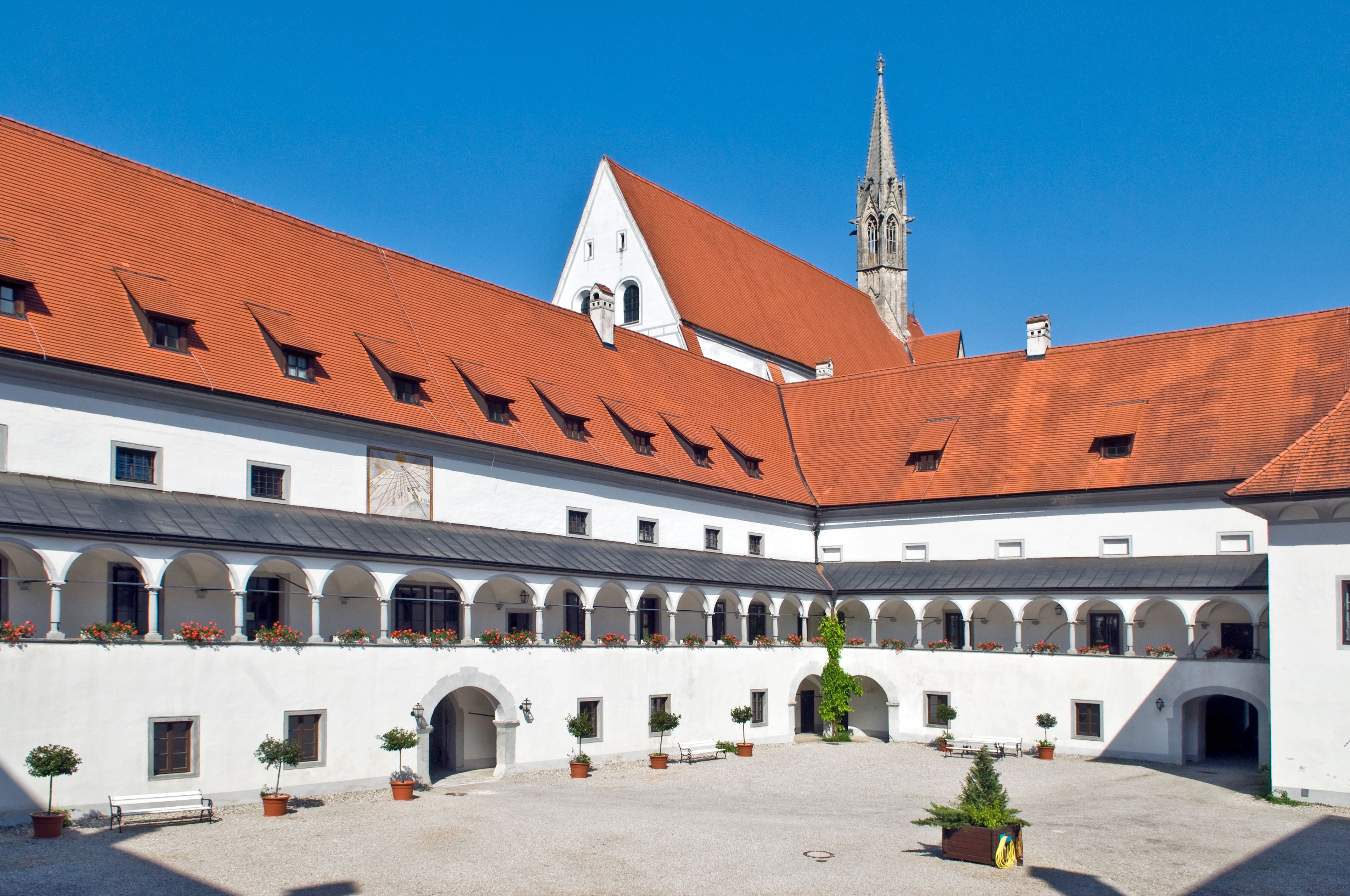 Innenhof der Kartause Gaming mit Arkaden und rotem Ziegeldach.
