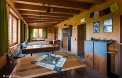 Sitzmöglichkeiten in der Gaststube des Schutzhaus Vorderötscher