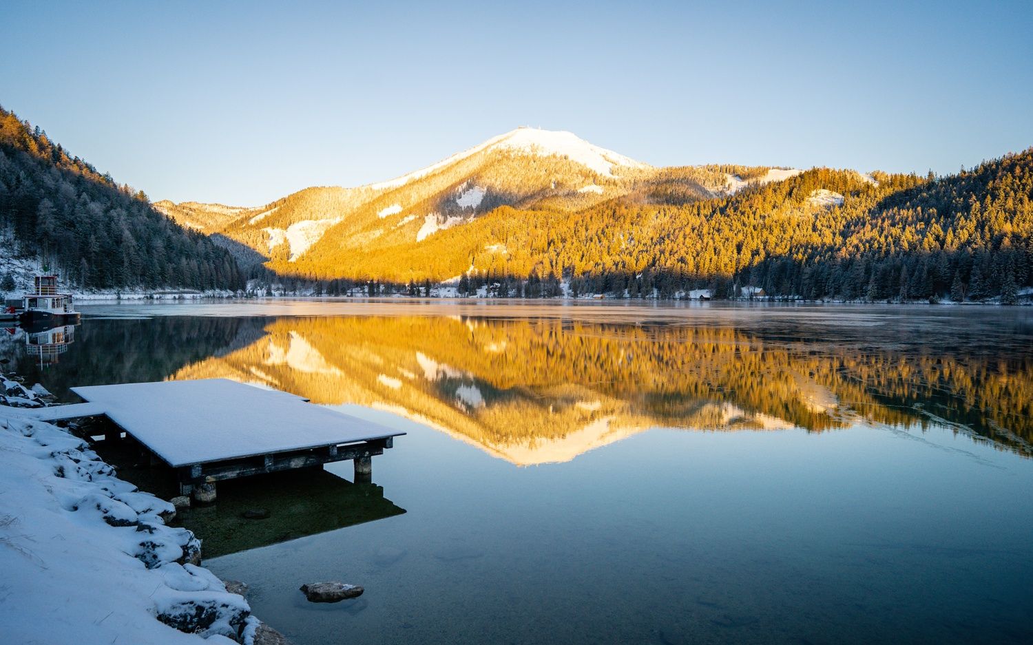 At the wintry Erlaufsee, with a view of the Gemeindealpe Mitterbach