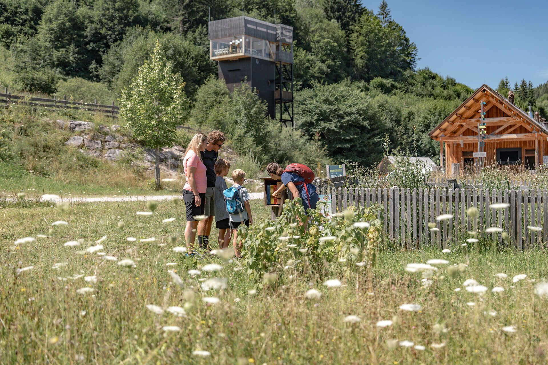 Inmitten der atemberaubenden Natur des Ötschergräben versammeln sich Familien, um die Schönheit der Umgebung zu erkunden. Die sanften Hügel und blühenden Wiesen laden zu unvergesslichen Wanderabenteuern ein, während die frische Bergluft die Sinne belebt.