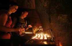 In der mystischen Atmosphäre der Kerzerlgrotte entzünden Pilger ihre Kerzen und lassen ihre Gedanken und Wünsche in die Dunkelheit fließen. Das sanfte Licht der Flammen schafft eine besinnliche Stimmung, die zum Innehalten und Nachdenken einlädt. Hier, an einem Ort voller Spiritualität, spüren die Besucher die Kraft des Glaubens und die Verbundenheit mit der Natur.