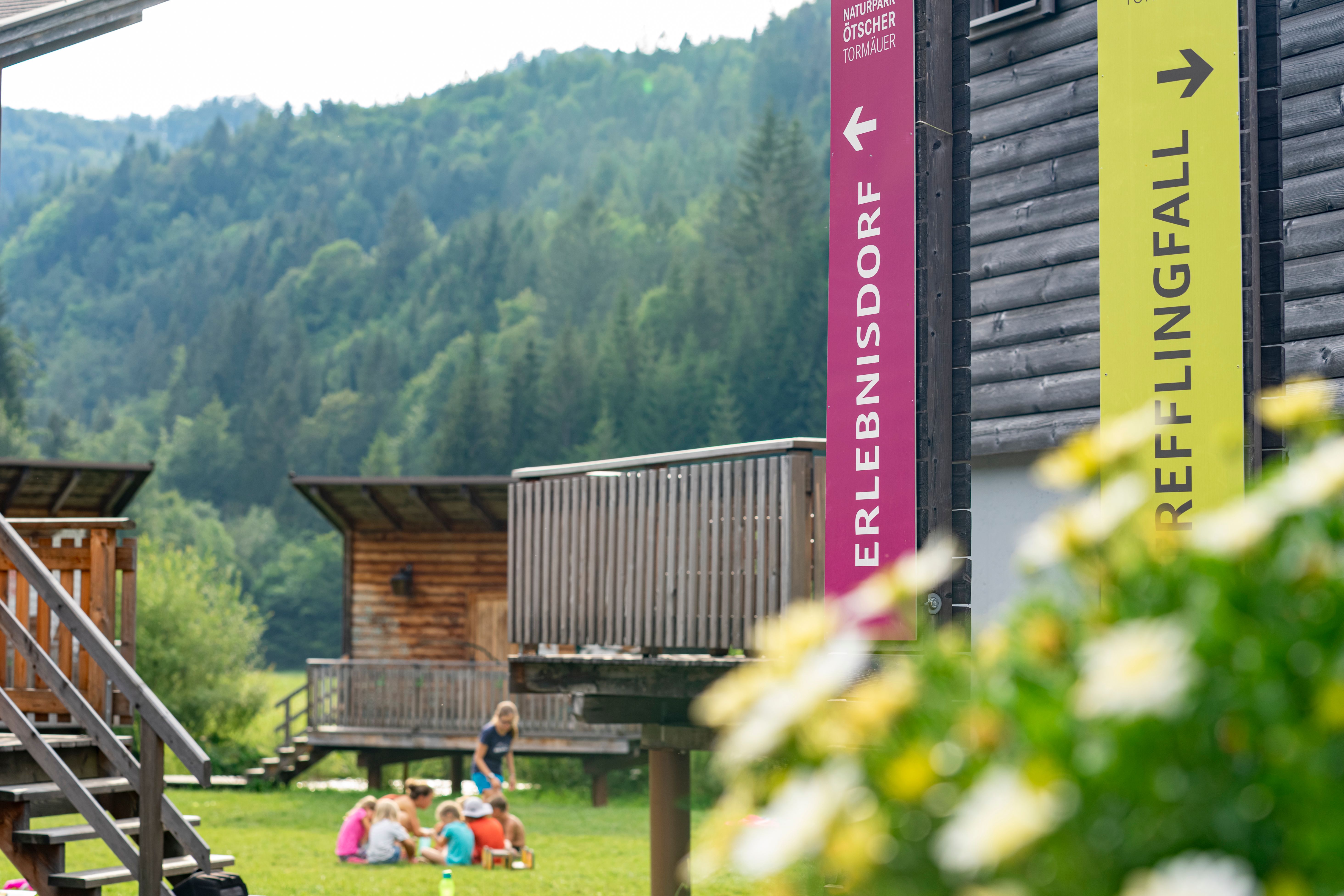 Gruppe im Hintergrund im Erlebnisdorf Sulzbichl
