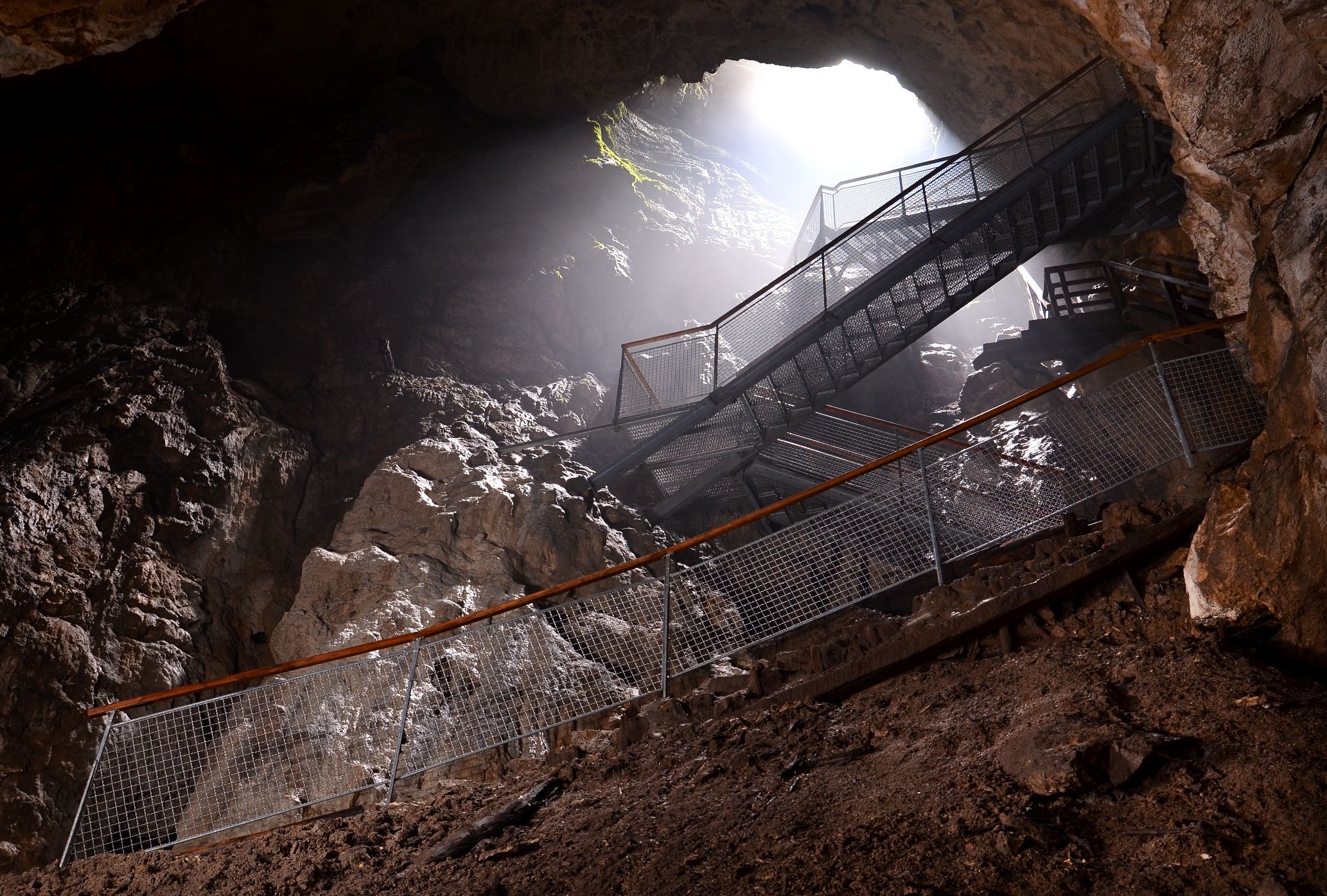 Das Bild zeigt den Hohen Dom, einen Abschnitt der Ötscher-Tropfsteinhöhle.
