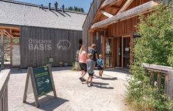 Ein sonniger Tag im Naturpark lädt Familien ein, die Schönheit der Natur zu erkunden. Die Wanderer betreten die Erlebniswelt mit fröhlichen Gesichtern, während die umliegenden Bäume sanft im Wind rauschen. Hier, wo die Berge und die frische Luft aufeinandertreffen, wird jeder Schritt zum unvergesslichen Abenteuer.
