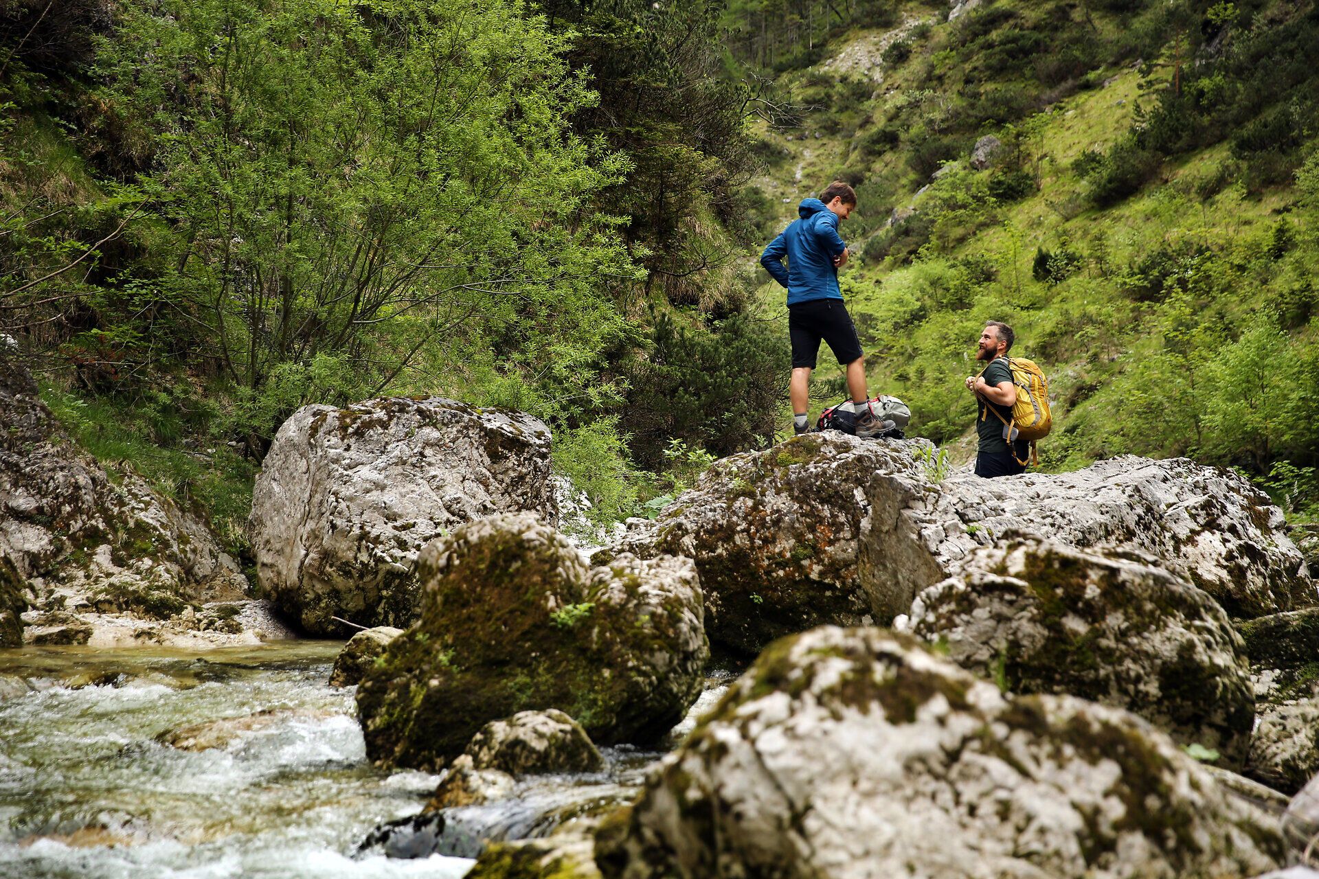Umgeben von majestätischen Felsen und sprudelndem Wasser, erleben Wanderer hier die unberührte Schönheit der Natur. Die frische Luft und das sanfte Rauschen des Baches laden dazu ein, die Seele baumeln zu lassen und die atemberaubenden Ausblicke zu genießen.