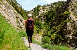 Ein malerischer Wanderweg schlängelt sich durch die beeindruckende Landschaft des Naturparks, umgeben von majestätischen Felsen und üppigem Grün. Die frische Bergluft und das sanfte Plätschern des Wassers schaffen eine harmonische Atmosphäre, die zum Verweilen einlädt.