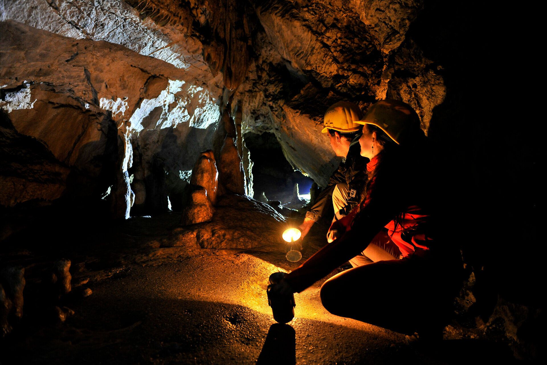 In der mystischen Stille einer Tropfsteinhöhle erkunden Abenteurer die verborgenen Wunder der Natur. Das sanfte Licht der Taschenlampe tanzt über die beeindruckenden Felsformationen und schafft eine Atmosphäre voller Geheimnisse und Entdeckungen. Hier, wo die Zeit stillzustehen scheint, wird jeder Schritt zu einem unvergesslichen Erlebnis.