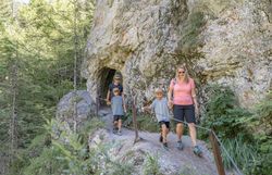 Familien genießen einen unvergesslichen Wanderausflug durch die malerische Natur des Ötschergräben. Umgeben von hohen Bäumen und beeindruckenden Felsformationen, strahlt die Umgebung eine friedliche Atmosphäre aus, die zum Verweilen einlädt.