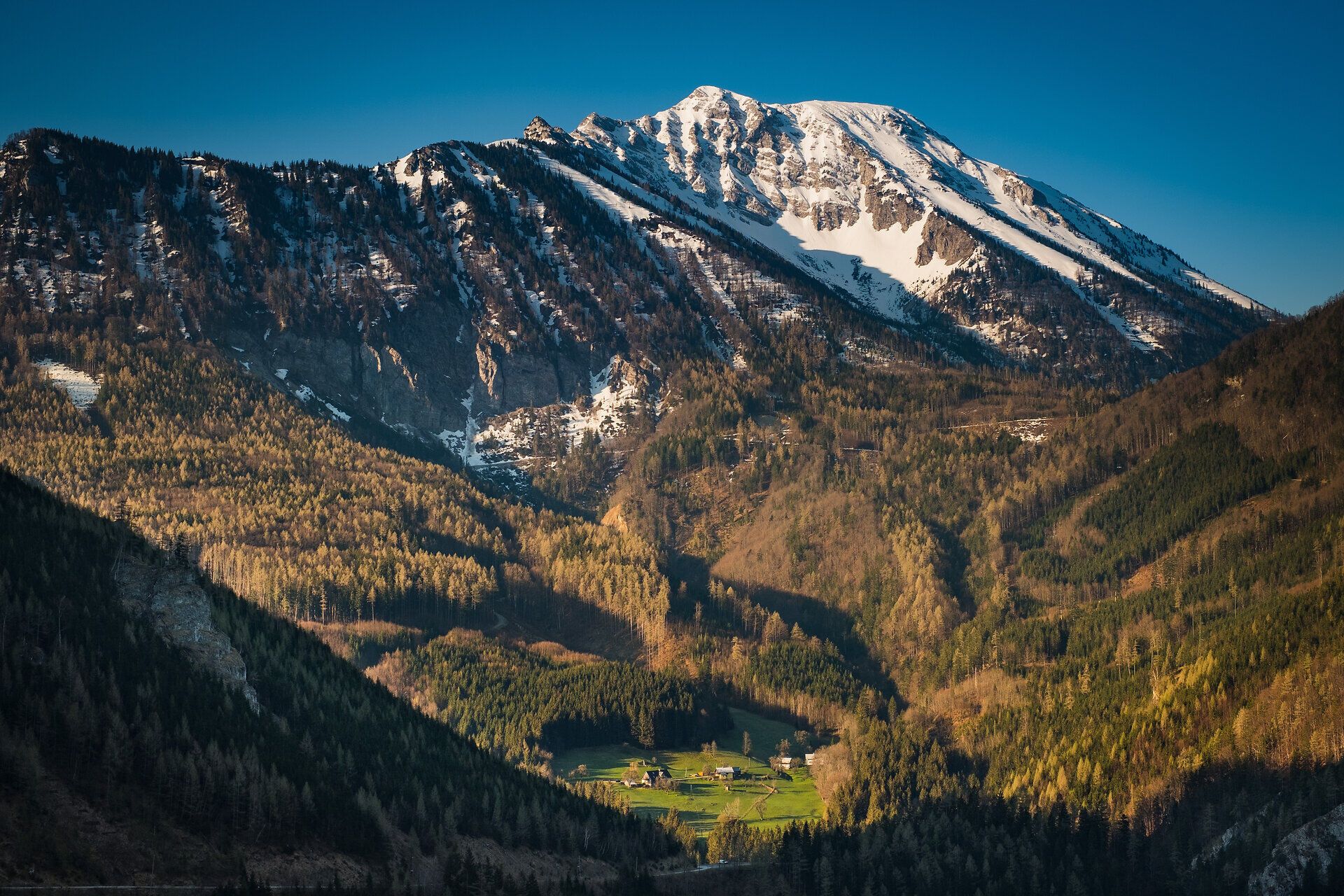 Die majestätischen Gipfel des Ötschers erheben sich stolz über die sanften Hügel des Mostviertels. Umgeben von dichten Wäldern und blühenden Wiesen, lädt diese atemberaubende Landschaft dazu ein, die frische Bergluft zu genießen und die Ruhe der Natur zu erleben.