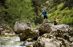 Umgeben von majestätischen Felsen und sprudelndem Wasser, erleben Wanderer hier die unberührte Schönheit der Natur. Die frische Luft und das sanfte Rauschen des Baches laden dazu ein, die Seele baumeln zu lassen und die atemberaubenden Ausblicke zu genießen.