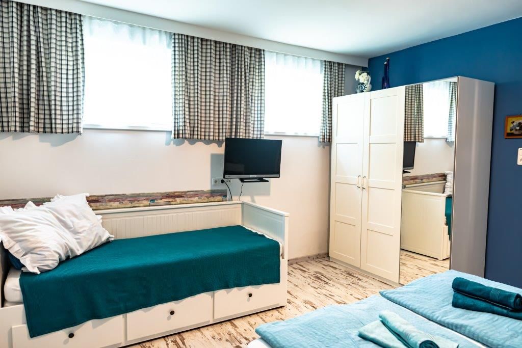 Schlafzimmer mit Zustellbett