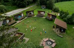 Bewegungsspiele einer Kindergruppe im Erlebnisdorf Sulzbichl