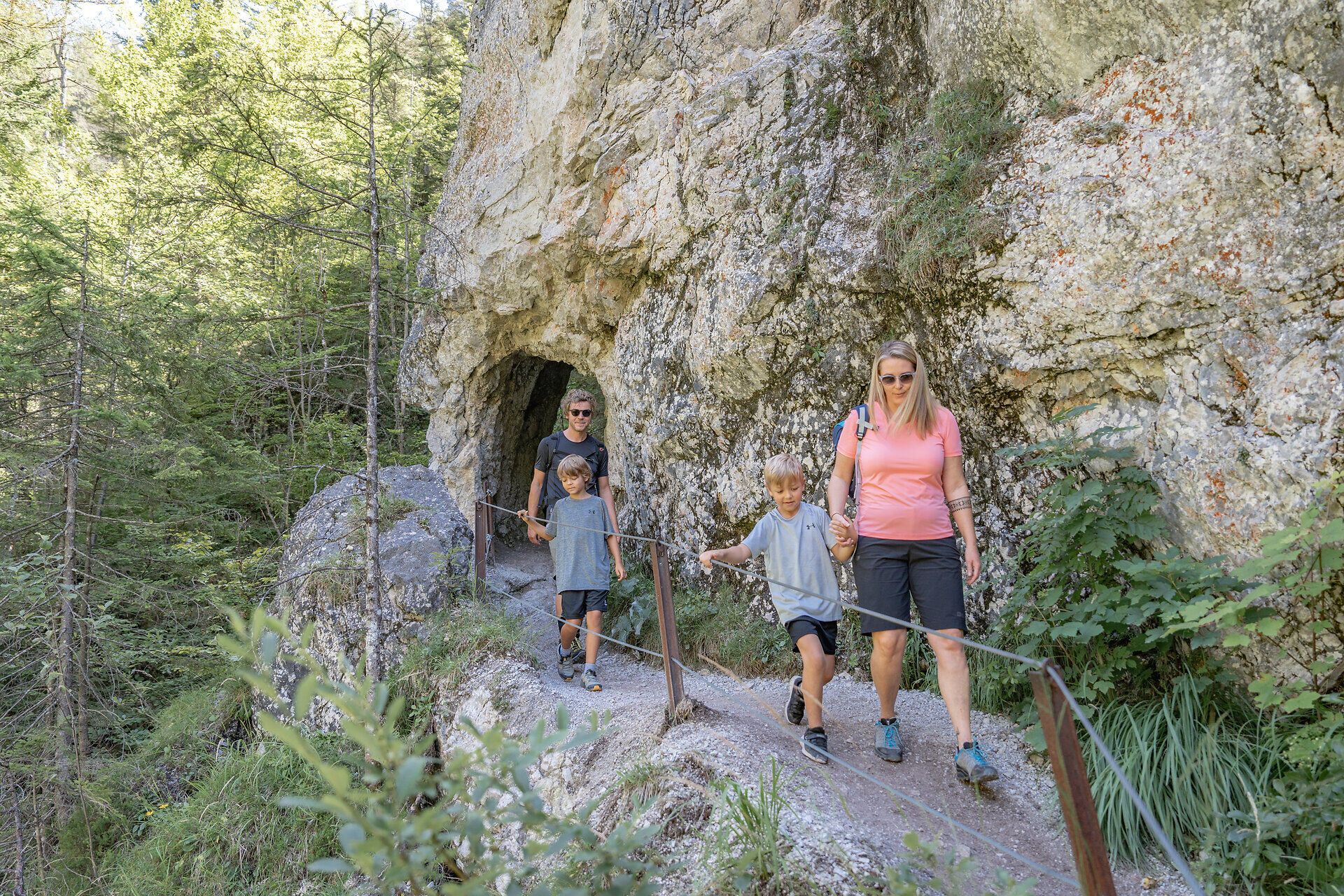 Familien genießen einen unvergesslichen Wanderausflug durch die malerische Natur des Ötschergräben. Umgeben von hohen Bäumen und beeindruckenden Felsformationen, strahlt die Umgebung eine friedliche Atmosphäre aus, die zum Verweilen einlädt.