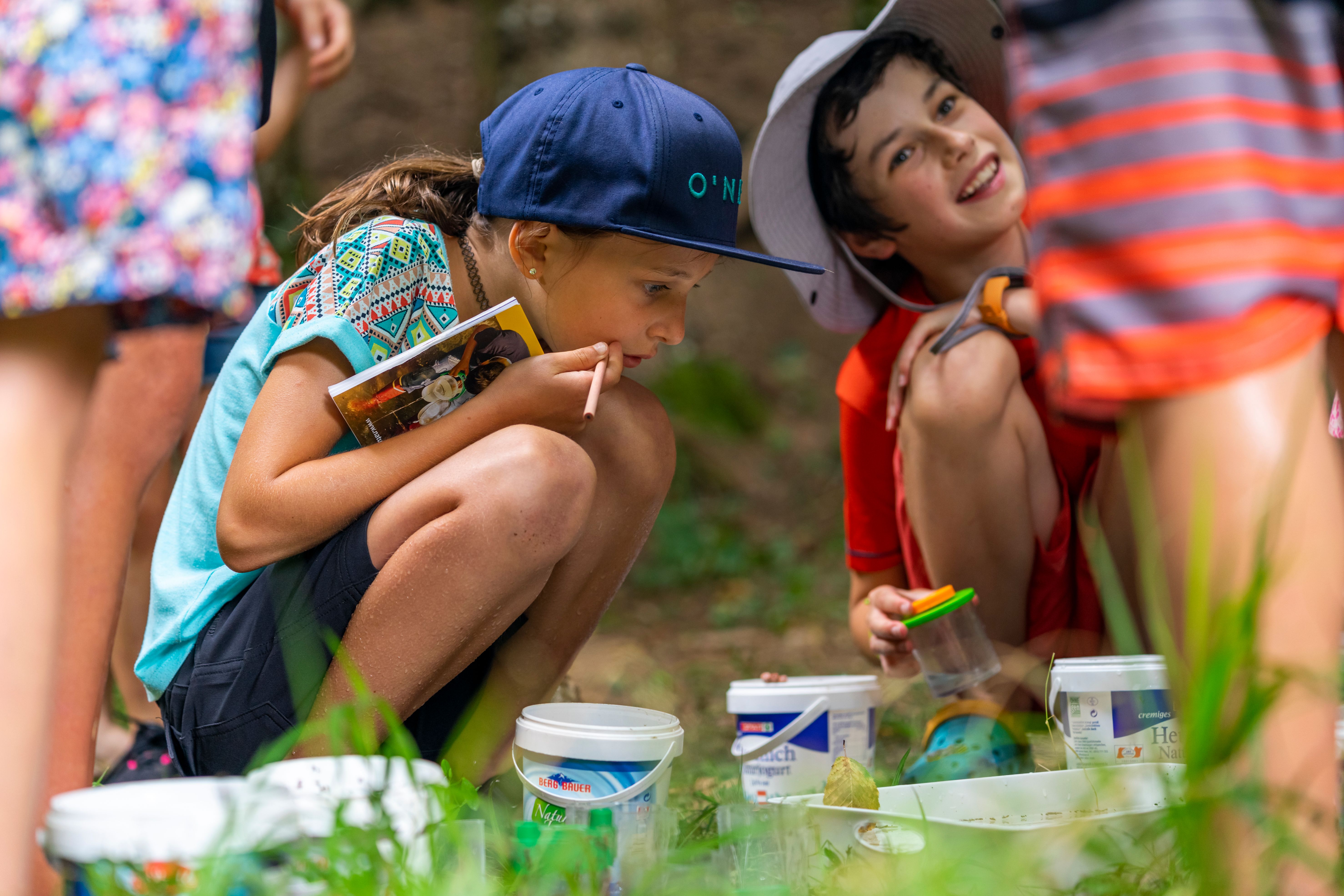 Kinder beim Forschen und Entdecken mit Becherlupen