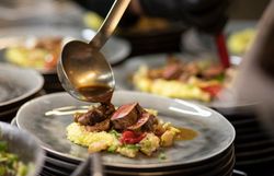Ein köstliches Gericht wird mit einer aromatischen Sauce verfeinert, während die Köche in der Küche mit Leidenschaft und Präzision arbeiten. Die harmonische Kombination aus zartem Fleisch und cremigem Püree verspricht ein unvergessliches Geschmackserlebnis inmitten der idyllischen Natur des Mostviertels.