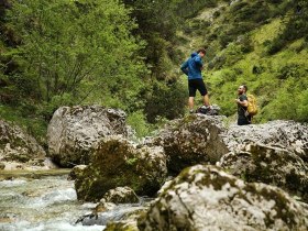 Hikers by the water - Hintere Torm&auml;uer, &copy; Mostviertel