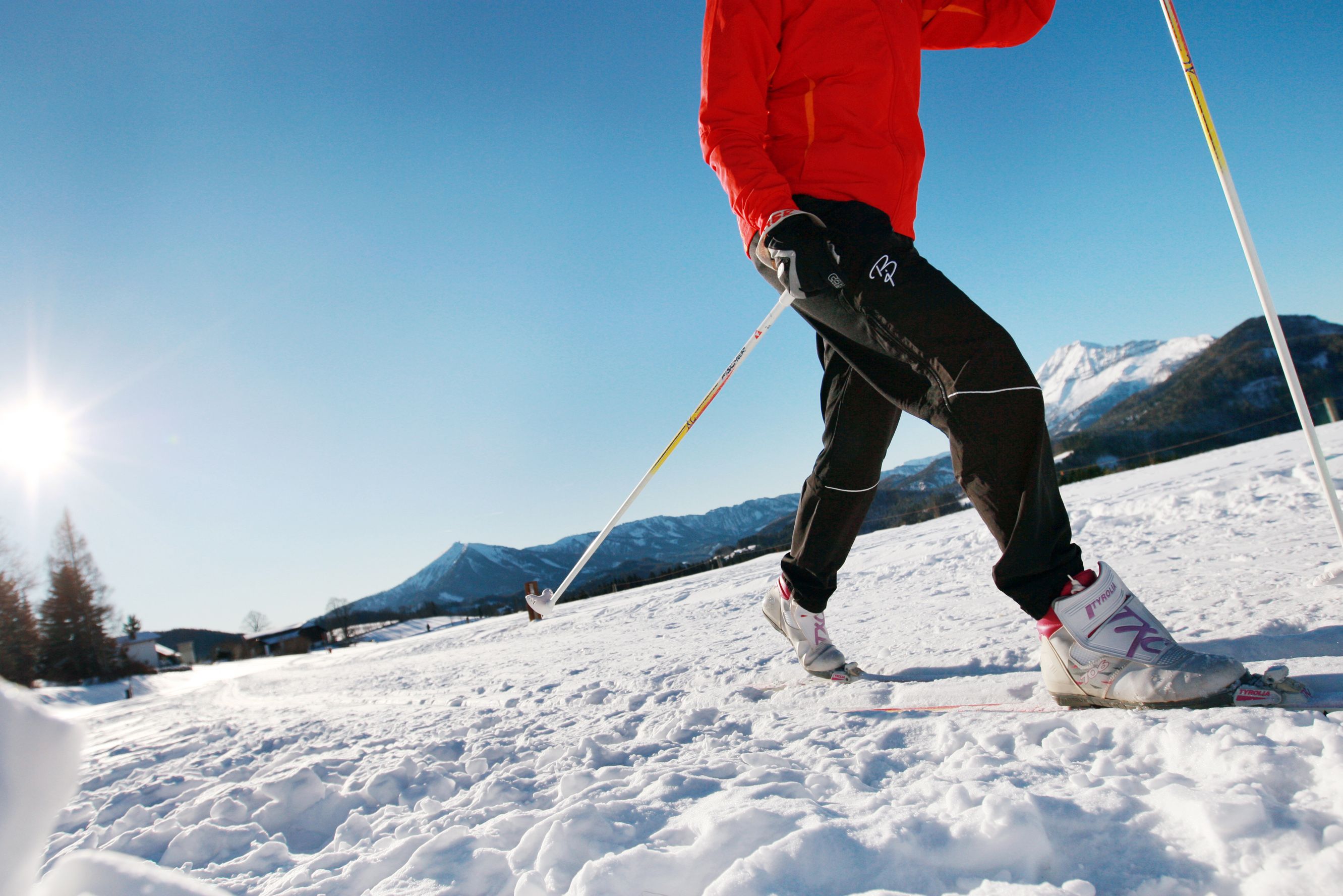 Mit Langlaufskiern durch den Schnee