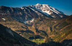 Die majestätischen Gipfel des Ötschers erheben sich stolz über die sanften Hügel des Mostviertels. Umgeben von dichten Wäldern und blühenden Wiesen, lädt diese atemberaubende Landschaft dazu ein, die frische Bergluft zu genießen und die Ruhe der Natur zu erleben.