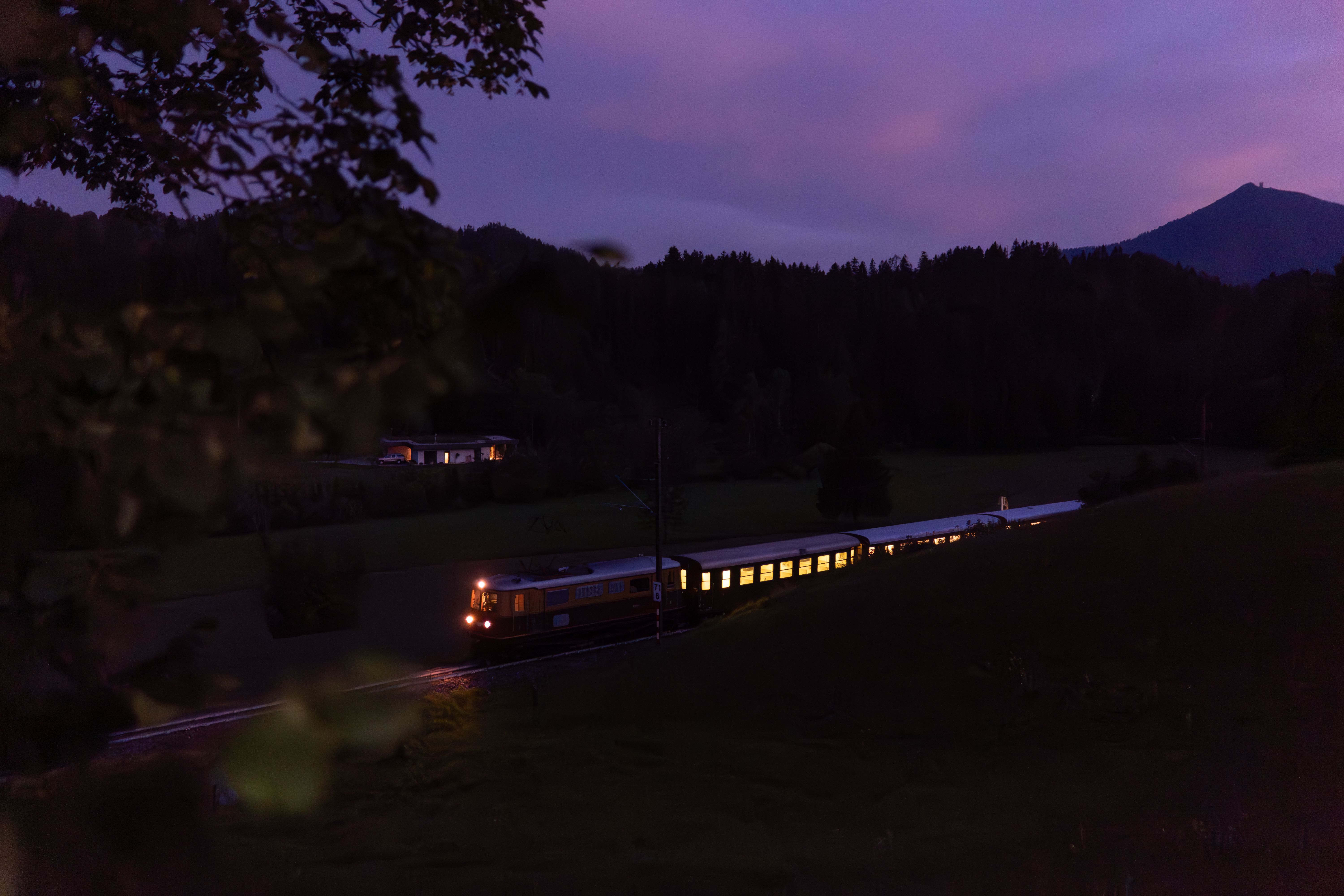 Der nostalgische Ötscherbär fährt durch die dunkle Nacht. 