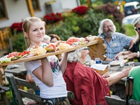 im Almhaus Hochb&auml;rneck kulinarisch verw&ouml;hnen lassen, &copy; Fred Lindmoser