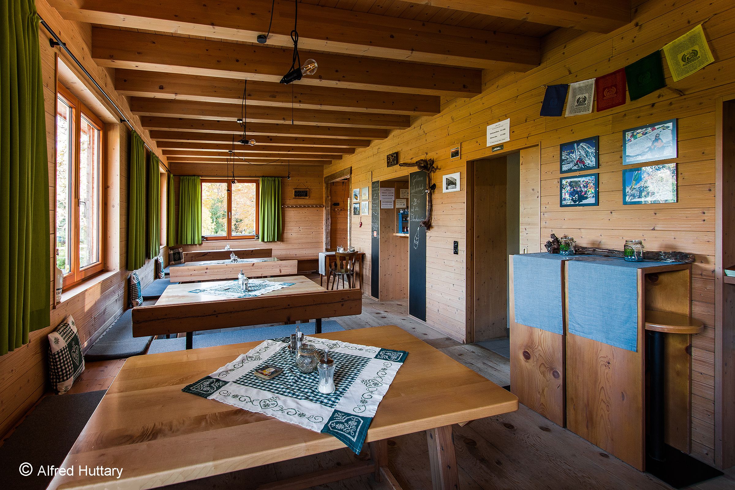 Sitzmöglichkeiten in der Gaststube des Schutzhaus Vorderötscher