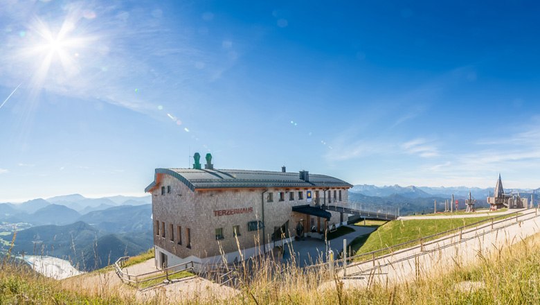 Das Terzerhaus auf der Gemeindealpe bei sonnigem Wetter mit Bergpanorama im Hintergrund.