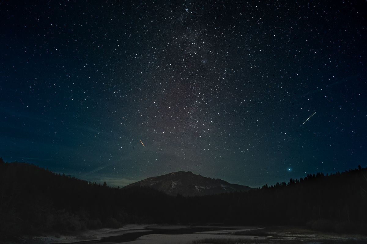 Das Bild zeigt den Nachthimmel über dem Ötscher. 