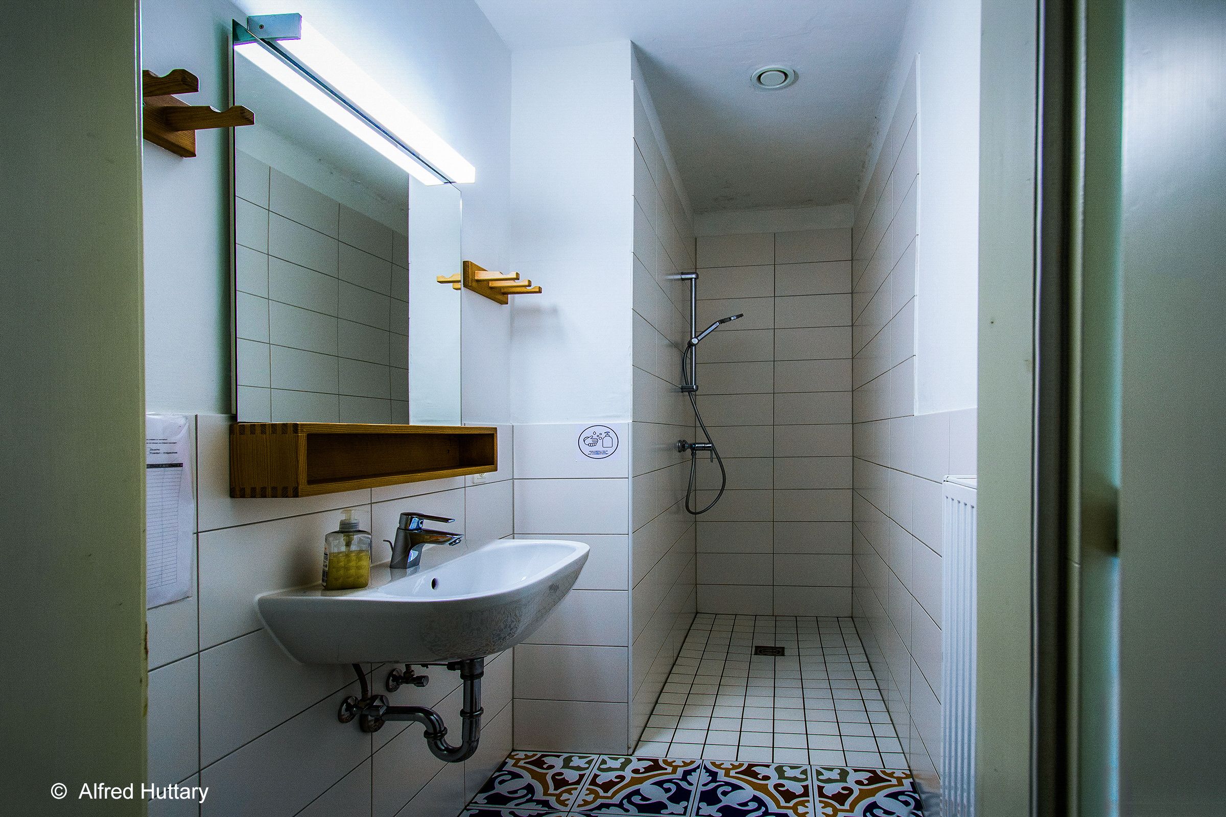 Waschbecken und Dusche im Schutzhaus Vorderötscher